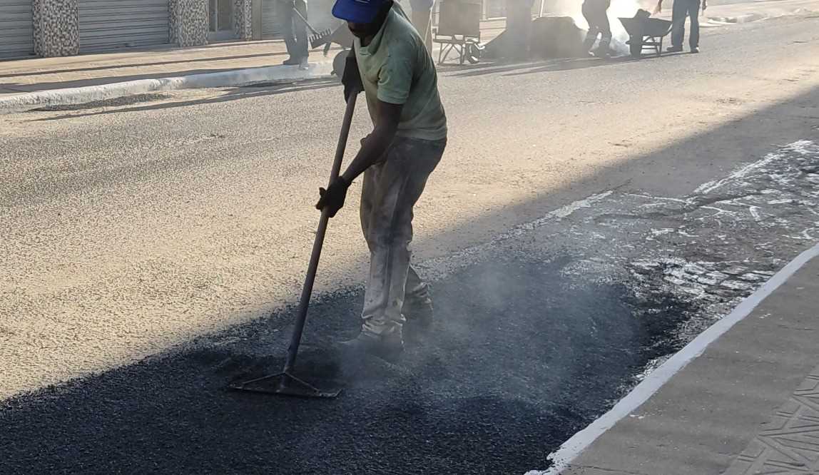 Camacã: Prefeito acompanha recapeamento asfáltico no centro da cidade